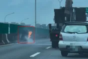 影/台74線驚魂！大貨車輪胎突「噴落起火」　狂滾撞牆下交流道