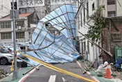 白海豚颱風強風狂吹　北市鷹架倒塌幸無人傷