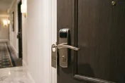 鬼月入住飯店會怕？命理師曝6步驟：別再先敲門