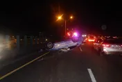 台中BMW男撞護欄命大　轎車烏龜翻、車頭全爛