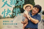 王世堅父親節貼抱兒舊照　網友：年輕時帥喔