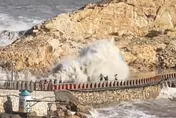颱風白海豚來襲！4遊客闖浙江海邊堤壩　9歲童遭巨浪捲走