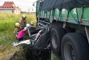 驚悚！轎車慘遭大貨車碾成鐵餅　台南駕駛卡輪下慘死車內