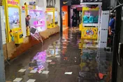 颱風沒進照淹！基隆廟口夜市驚見大片積水　市府封路抽排