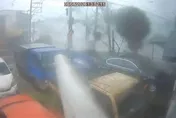 影/近距離視角！淡水驚現罕見「龍捲風」　威力如核彈爆炸轟街道
