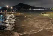 影/中颱白海豚＋漲潮「淡水海浪打上岸」　民眾驚：快繞道