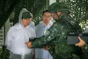白海豚颱風強襲漢光演習！賴清德冒雨視導「要域火殲」頒加菜金