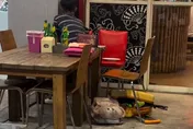 與女友吵架喝爛醉！台中男蹲路邊亮刀喊：要切水果、烤肉