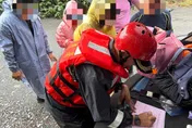 影/白海豚來襲「南澳海邊秘境出事了」！5遊客私闖被抓包開罰