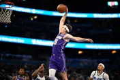 NBA/跟東契奇是麻吉也沒用！名記警告：里夫斯恐被湖人當交易籌碼