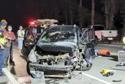 車頭嚴重變形！澎湖小客車失控自撞燈桿　母女一度受困車內