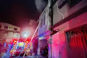 高雄梓官「透天厝大火」！父子一度受困