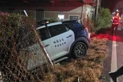 高雄阿sir累了嗎？巡邏車「整輛衝進園區」1員警受傷