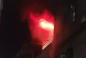影/高雄梓官透天厝火舌狂竄！雲梯車救出受困父子