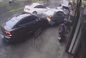 影/高齡炸彈再現！苗栗瑞典坦克撞3車　8旬翁：踩錯油門