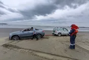 影/颱風才遠離！男開車違闖八里紅海灘受困　最高罰25萬