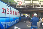太扯！北市觀光巴士「硬闖」　車頂瞬間被削開卡死成功橋下
