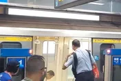 板南線尖峰時刻驚傳列車停駛　行充冒煙驚動消防