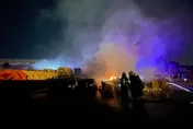 影/高雄仁武上市電纜廠外廢電纜起火！夜空驚見藍紫詭色