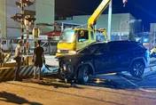 驚險！妻剛下車換手　48歲男癲癇發作「暴衝猛撞平交道」