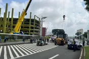 影/高雄小港曳引車換車道！撞78歲婦受困車底　警借吊車救出