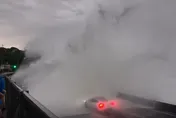 遭3公尺巨浪吞噬！特斯拉慘變「特濕拉」...車內驚悚畫面曝