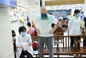 過馬路30秒還走不完？醫教從「坐下再站起」開始練肌力