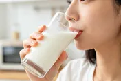 「無乳糖鮮乳」不等於無糖！醫實測血糖從93飆至176