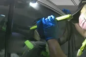 影/台中男嬰困車內！警消急開鎖　他「呆萌圍觀」獲救