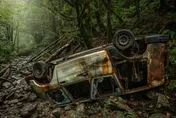 美5名17歲少年駕車墜崖「整車罹難」！2人未繫安全帶「噴飛」