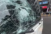 影/貨車玻璃「裂成蜘蛛網」！台中單車嬤疑闖紅燈遭撞噴飛命危