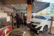 台南驚悚車禍！18歲新手女駕駛轉彎受驚暴衝　騎士慘卡車底