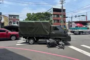 影/苗栗軍方出包！小貨車「轉彎撞機車」釀傷