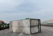 國2南桃園段大貨車翻覆撞車！31歲女傷　回堵逾5公里