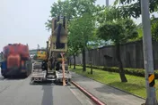 影/鋼鐵巨臂無情直刺！南港曳引車右轉「擊穿客運車身」