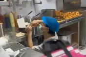 上班真的會累死人？炸雞店爆單釀悲劇　菜鳥一人扛全場倒地抽搐