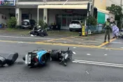 影/漢光演習「轎車擦撞機車」　官兵協助交通引導