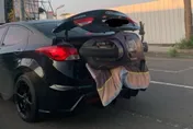 轎車後廂竟硬塞整台機車！網笑虧「汽車懷孕」：恭喜順產