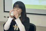 喝牛奶助眠竟喝出7顆蛀牙！30歲女罹「猛爆性齲齒」