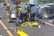 國1驚悚追撞！貨車翻覆解體、特斯拉車頭全毀　2男送醫