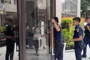 影/趙建銘骨科診所外媒體守候！警方接獲報案到場了