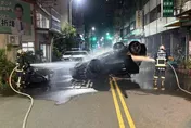 影/保時捷自撞烏龜翻起火！台中深夜車禍嚇壞民眾