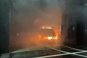 影/彰化突傳爆炸聲！疑露營車電池起火　烈焰竄出波及民宅