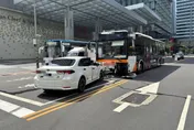 北市右轉轎車逆向對決停等公車　「車頭下巴」嚴重毀損釀1傷