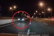 玩命國道！天兵駕駛「國1逆向開在內車道」　警方車追人揪兇