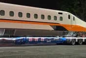 影/高鐵新車抵台「N700ST」夜遊高雄　鐵道迷搶拍：見證歷史