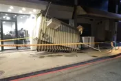 影/高雄玉竹商圈深夜巨響！店面遮雨棚崩落　驚悚畫面曝
