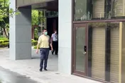 影/趙建銘現身了！不甩媒體提問　從側門低調「溜進診所」