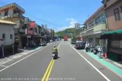 影/闖紅燈、跨雙黃線！貢寮台2線機車嬤無視警　連超車2次