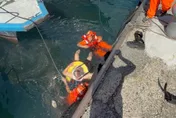 影/基隆外木山漁港船長綁纜繩失足落海　海巡急跳港救援